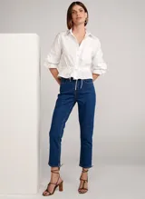 Jean de denim azul oscuro, corte recto, tiro alto y largo a la pantorrilla.