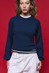Sweater de punto rib color tostado, con hombros estructurados y mangas abullonadas con puños elásticos.