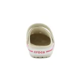 Zuecos Crocs modelo Crocband color beige, con perforaciones superiores para ventilación, tira trasera rebatible, banda blanca en la mediasuela con línea rosada y logo circular en el lateral.