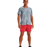 Remera de running Under Armour para hombre, color negro con diseño geométrico en relieve y logo de la marca en el pecho.