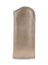 Estuche dorado con textura de puntos en relieve y cierre superior.