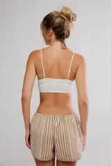Bralette largo marrón de tela plumetí con botonadura frontal, escote en V con detalles de encaje y tiras finas regulables.