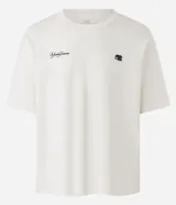 Remera boxy de algodón color crudo, con cuello redondo, mangas cortas y estampa lettering "young forever" en el pecho.