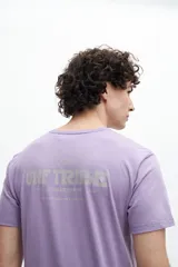 Remera violeta de corte recto con estampa en la espalda.