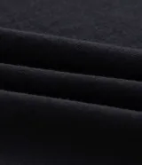 Remera de algodón color negro con cuello redondo y mangas cortas. Presenta una estampa de gran tamaño en la espalda que ilustra a Ronaldinho con un balón sobre la cabeza y el número 10, acompañada por el texto 'O Mago da Bola'.