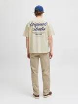 Camiseta de manga corta y cuello redondo con corte holgado, confeccionada en tejido de algodón. Presenta estampado tipográfico en el pecho.