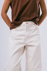 Jean slouchy color crudo, con tiro alto y corte relajado en las piernas.