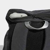 Mochila deportiva Adidas Gym HIIT, color negro, con cierre superior tipo saco y correa frontal ajustable con hebilla de plástico gris claro. Presenta el logo de Adidas en la solapa superior.