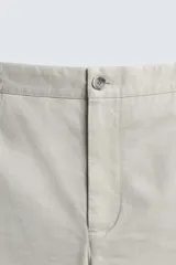 Bermuda cargo de algodón color beige claro, con corte relajado, bolsillos laterales de parche con solapa y bolsillos traseros de vivo.