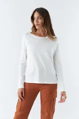 Remera negra de algodón, de manga larga y escote redondo.