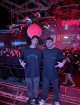 Remera negra de algodón, corte oversize, con estampado en la espalda de un diseño artístico en tonos grises y blancos.