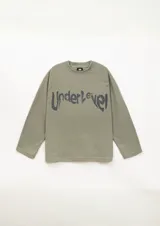 Crewneck de rústico piqué color verde militar con estampado en el frente y la espalda. Mangas ranglan.