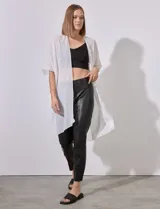 Kimono blanco de gasa con apliques de brillos.