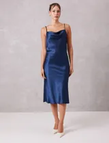 Vestido midi de satén color azul marino, con escote drapeado y breteles finos regulables. Presenta una silueta fluida con caída suave.