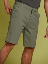 Bermuda color verde militar, con bolsillos laterales y traseros.