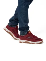 Championes Caterpillar modelo Theorem para hombre, de color rojo con detalles en blanco y suela de goma marrón. Confeccionados en ante y nylon, cuentan con entresuela de EVA para mayor amortiguación y diseño de inspiración urbana.