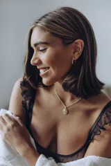 Soutien negro de tul elastizado, con volados en los hombros.