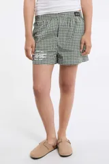 Short de tela a cuadros celeste y blanco con cintura elástica y bolsillos laterales.