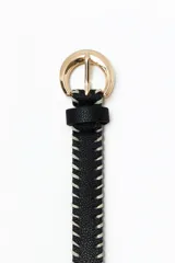 Cinturón negro de cuero sintético con hebilla dorada y pasamanería en contraste color crudo.