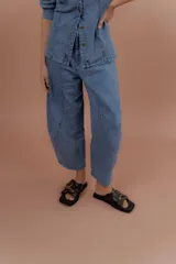 Pantalón de denim corte balón, color azul claro, con bolsillos frontales y diseño amplio en las piernas.