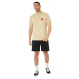 Remera de manga corta color beige con cuello redondo y estampado circular pequeño en el pecho en color rojo.