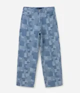 Pantalón de jean de algodón con diseño jacquard geométrico, de corte super baggy, tiro medio, bolsillos funcionales y cierre frontal con botón y cremallera.