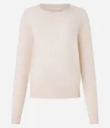 Suéter de punto color marrón chocolate, con cuello redondo y mangas largas con puños acanalados. Presenta un diseño básico y versátil de corte recto.