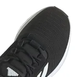 Championes Adidas Swift Run negros con las tres tiras blancas en los laterales y suela blanca con tecnología Bounce.