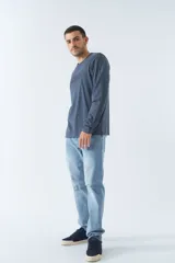 Remera de hombre de manga larga color azul con logo bordado en relieve en el pecho.