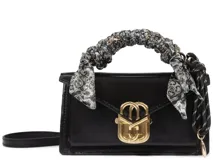 Mini bolso bandolera de cuero negro Schutz, con cierre de solapa frontal y herraje metálico dorado. Cuenta con manija superior decorada con un pañuelo estampado y correa larga ajustable para llevar al hombro o cruzada.