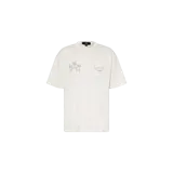 Remera oversize de manga corta en color blanco, con cuello redondo y pequeños estampados gráficos estilo boceto en el frente.