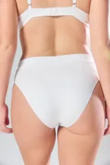Bombacha vedetina de tiro alto confeccionada en algodón con elastano, de diseño liso y minimalista.