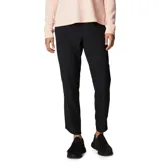Pantalón de senderismo Columbia, color negro, con cintura ajustable, bolsillos laterales y tecnología Omni-Wick para absorción de humedad y secado rápido.