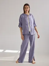 Pantalon de corte recto y tiro medio, confeccionado en lino, con cintura elastizada y tajos laterales en el ruedo.