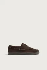 Zapato estilo náutico de hombre en piel con acabado serraje de color marrón, con cordones y suela a contraste.