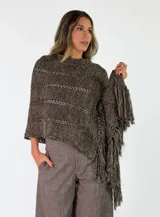 Pashmina de punto color crudo, con diseño calado de rayas verticales y flecos largos en los bordes.