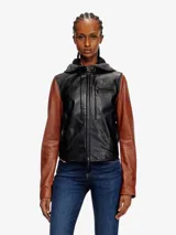 Chaqueta de cuero de oveja negra con mangas marrones y capucha de algodón gris extraíble con cordones. Cierre frontal con cremallera, cuello alto minimalista, puños con cremallera y forro interior.