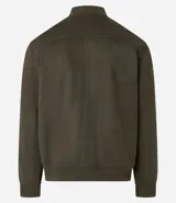 Chaqueta bomber azul marino lisa, con cierre frontal, cuello redondo y bolsillos laterales.