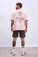 Remera de algodón color verde oliva, corte oversize, con cuello redondo y un pequeño logo bordado en el pecho.