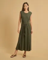 Vestido largo sin mangas color verde militar, con cuello redondo y lazos desmontables en los laterales para ajustar la cintura.
