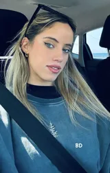 Buzo negro de algodón con cuello redondo y logo bordado en el pecho.