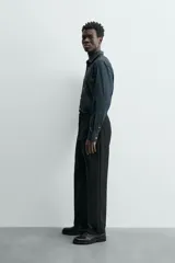 Camisa de hombre color beige claro, de corte slim fit, con cuello italiano, manga larga y cierre frontal de botonadura.