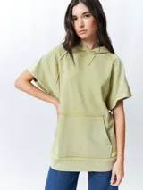 Chaleco negro lavado de algodón con capucha y gran bolsillo central. De corte oversized, holgado, suave y cómodo.