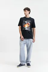 Jean de corte baggy con tiro medio, diseño amplio y holgado en piernas y cadera, con pasacintos y cierre frontal.
