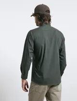 Camisa de manga larga con cuello button-down y bolsillo frontal. Confeccionada en tejido con elastano para mayor comodidad y libertad de movimiento.