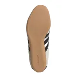 Championes Adidas modelo Tokyo, de diseño retro y perfil bajo. Confeccionados en gamuza color beige con las icónicas tres tiras laterales en cuero negro, forro interno de cuero y suela de caucho color caramelo.