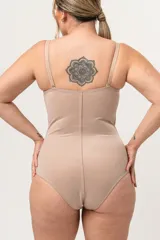 Body modelador reductor color piel, strapless, con aro y copa. Breteles regulables desmontables. Reforzado en zona abdominal para mayor contención. Broches en entrepierna con fundillo en algodón 100%.