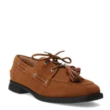 Mocasín de mujer estilo náutico confeccionado en gamuza color marrón caramelo. Presenta cordones decorativos, detalle de borla frontal y suela plana de goma negra.