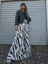 Pantalón palazzo de tiro alto con estampado animal print cebra en blanco y negro.