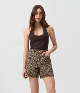 Short de sarga con corte relaxed y diseño de animal print. Presenta aplicación de tachas metálicas en los bolsillos y laterales, cintura con pasacintos, cierre con botón y bolsillos delanteros.